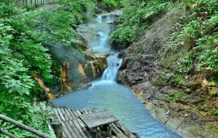 大湯沼川天然足湯